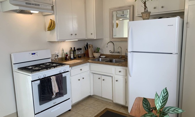 The Strand Apartamento | Bright Beach Apartment in Heart of Downtown MB