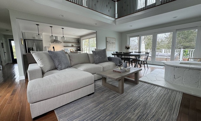 Newport East Casa | Bright Beach Cottage, renovated 3 bedroom, large private sunny deck!!