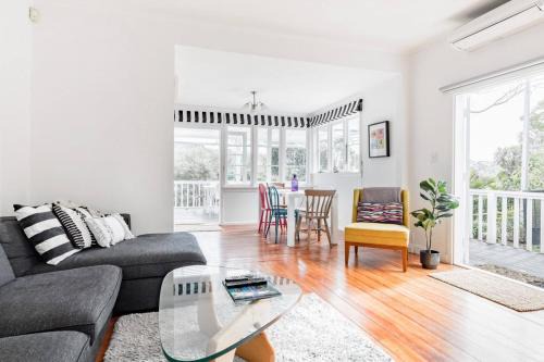 Torbay Casa | Bright Beachside Cottage
