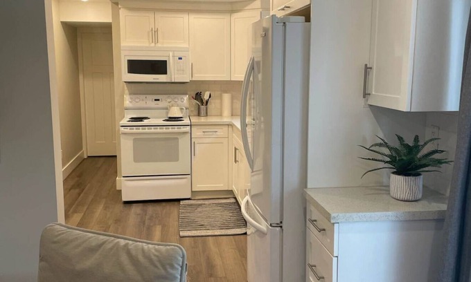 Delta Casa | Bright, beautiful and cozy basement suite