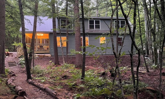 Norway Cabaña | Bright beautiful clean 3br/2ba Lake House by Norway hiking, skiing & restaurants