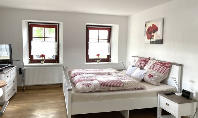 Borler Cama Y Desayuno | Habitación doble hermosa y luminosa con una amplia vista en una zona tranquila.