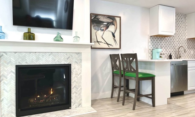 Clayton Condominio | Bright Bespoke 1-BR Unit in the Cottages on James