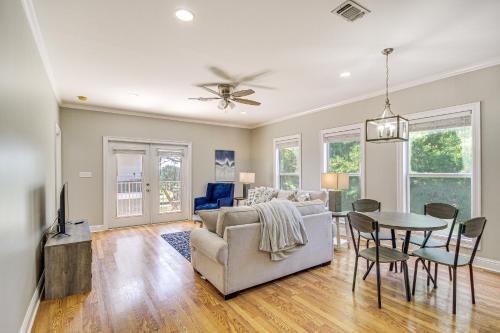 Biloxi Apartamento | Bright Biloxi Condo Walk to the Beach!