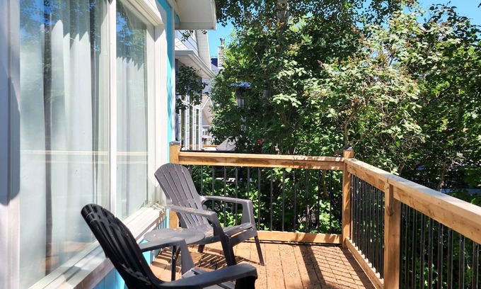 Grand Beach Cabina | Bright & Blue Grand Beach beach house!