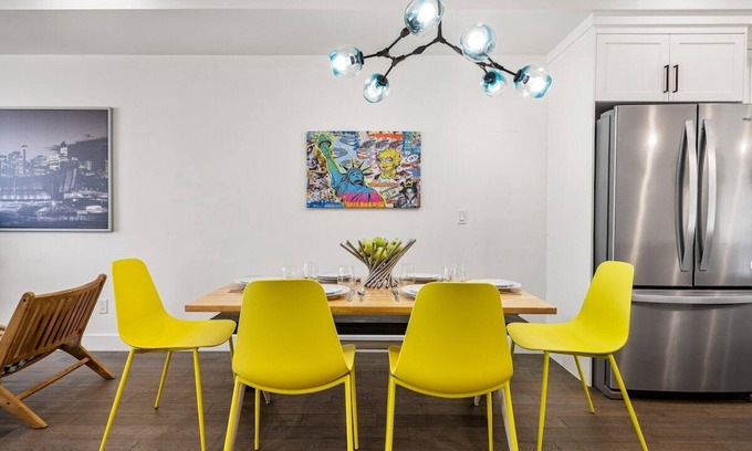 Crescent Heights Casa | Bright & Bold 4BDRM Modern Retreat