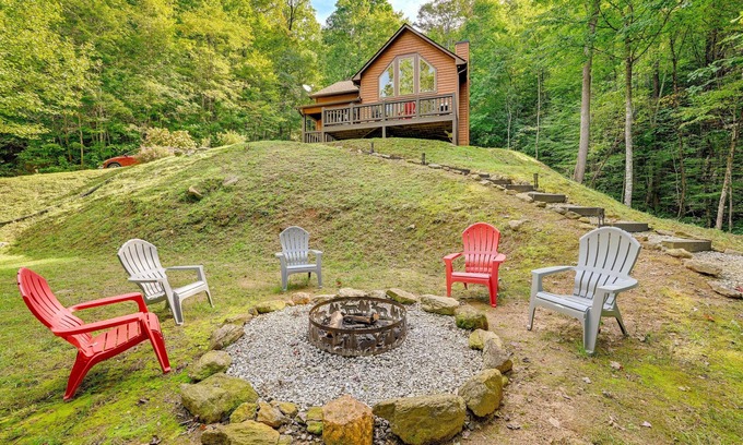 Bryson City Cabina | Bright Bryson City Cabin w/ Fire Pit & Hot Tubs!