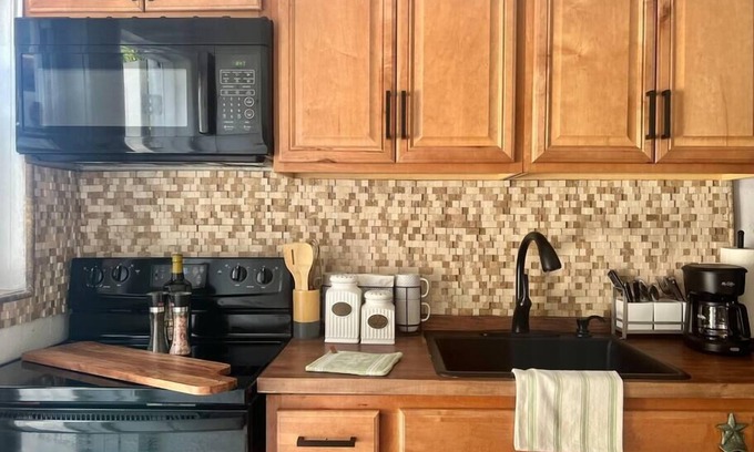 Lauderdale Beach Casa | Bright Bungalow. 2 min walk 2 Beach. Sleeps four
