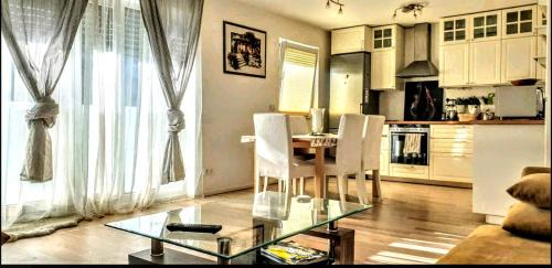 Munchen District Apartamento | Bright by Trade Fair ICM 15 min direct to City Center 2-BedRoom full 2-BathRoom, free Parking, Balcony, Family and Business friendly