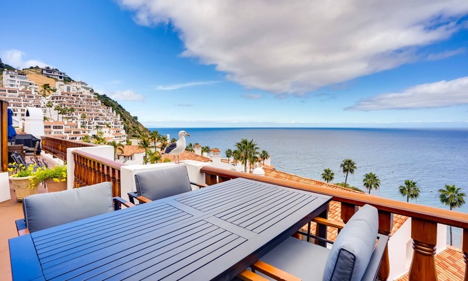 Avalon Condominio | Bright Catalina Island Condo w/ Ocean Views!