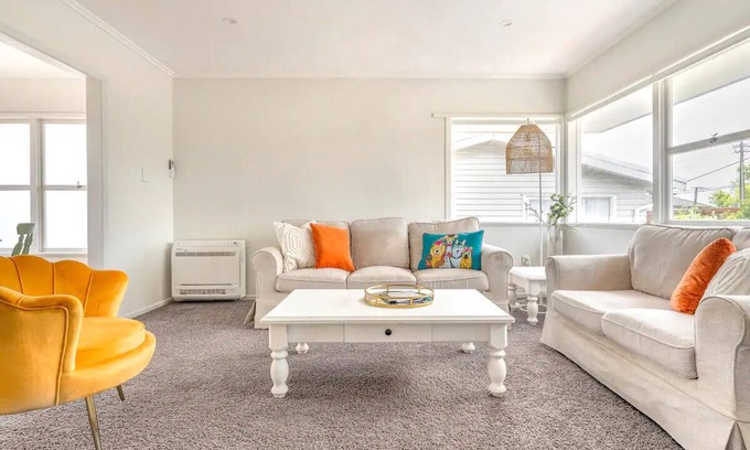 Milford Casa | Bright & Central Home with Mini Golf Area