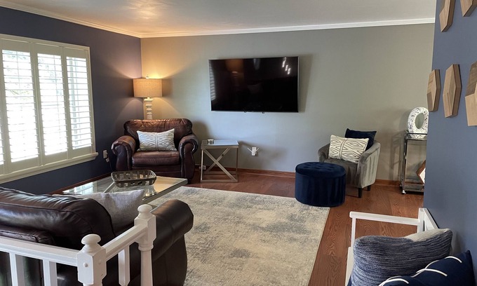 Cranberry Township Casa | Bright & Charming 3BR House just outside of Pittsburgh!