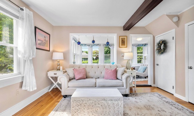 Waterford Casa | Bright and Cheerful Coastal Cottage with Water Access