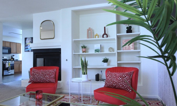 North Central Westminster Casa | Bright Cheerful Family Home! Community Pool. Near Boulder + Denver