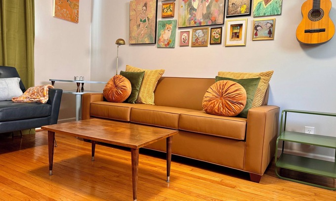 Tower Grove South Casa | Bright & Cheerful-Near Restaurants, Coffee, & Large Park. King Bed Dogs Allowed