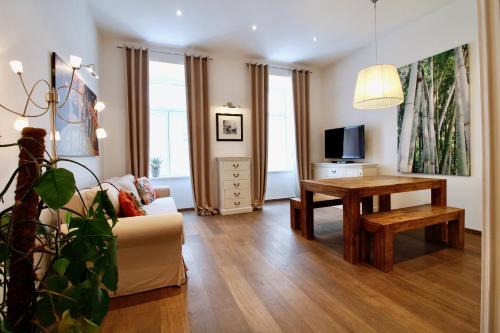 Neubau Apartamento | Bright & Chic Downtown Hideaway