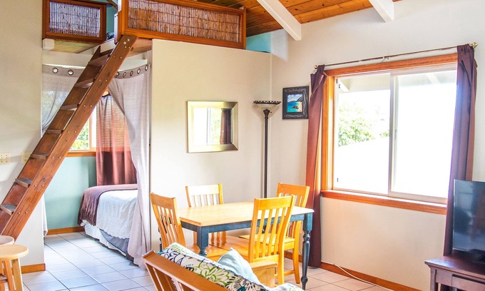 Pupukea Cabaña | Brillante, limpio, altillo aireado Rocky Point Beach 1 dormitorio. Pasos para la trayectoria de la playa y en bicicleta