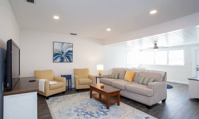 Palm Harbor Cabaña | Bright, Clean and Cozy Coastal Cottage in Ozona