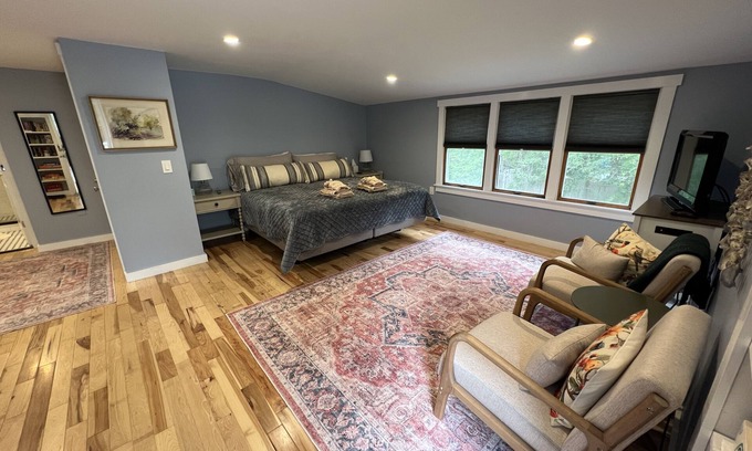 West Tisbury Apartamento | Apartamento limpio brillante viene con uso gratuito de coche. Perro amistoso también !!