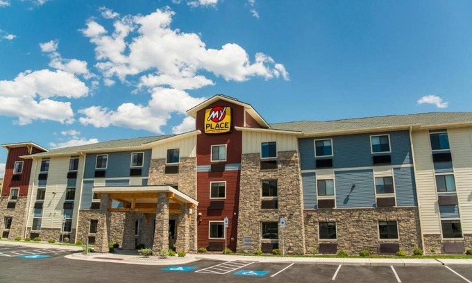 Midland Hotel | Bright, Clean Room w/ Kitchen – Ideal for Work or Getaways!