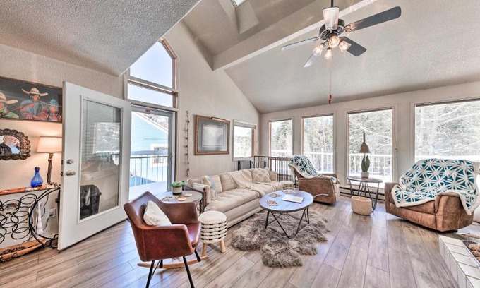 Cloudcroft Apartamento | Bright Cloudcroft Condo with Game Room and Deck!