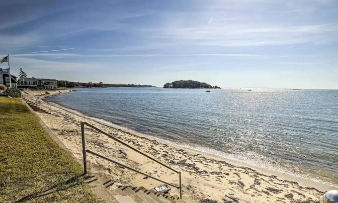 Niantic Cabaña | ☀️Bright Coastal Cottage - Private Beach 🏖 600 ft