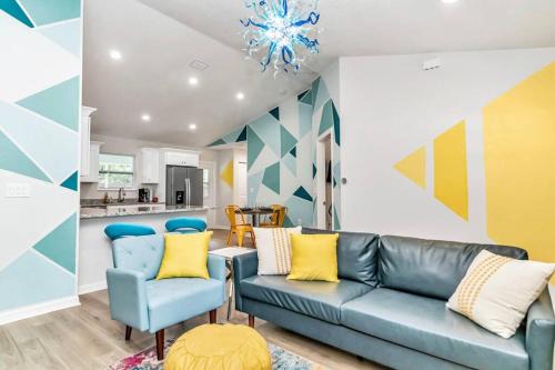 Dunnellon Casa | Bright & Colorful New Home 10 Min from Rainbow Springs