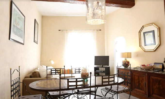 Avignon City Centre Apartamento | Bright, comfortable apartment in old house