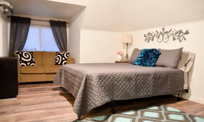 Pittsburgh Apartamento | Bright, Comfy Space for 3 | Budget-Friendly Stay