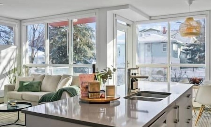Crescent Heights Apartamento | Bright Condo | 5 mins from DT | UG Stall