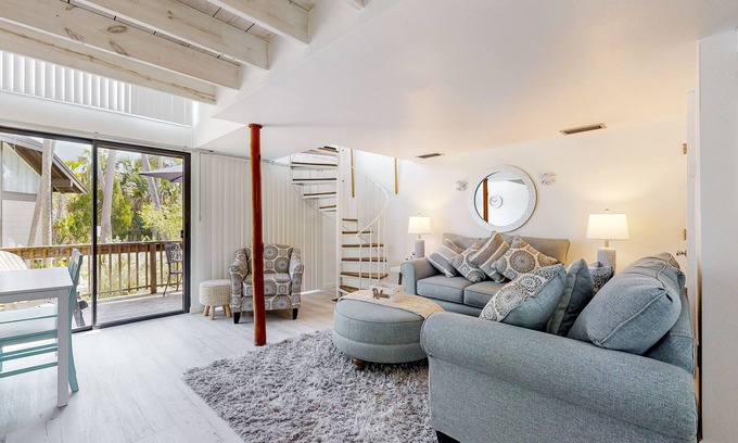 Crystal River Condominio | Bright condo with pool & canal access - balcony, W/D, & AC