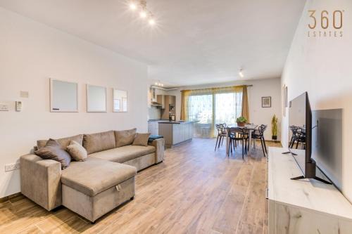 Dingli Apartamento | Bright & cosy 3BR home with private balcony & WIFI by 360 Estates
