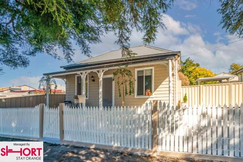 Orange Casa | Bright, Cosy Cottage near CBD- Free wifi, Netflix and Disney Plus