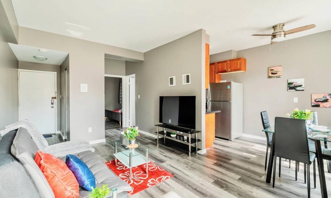 Rosedale Apartamento | Bright & Cozy 1 King BR Apt with Netflix - in PRIME Location!