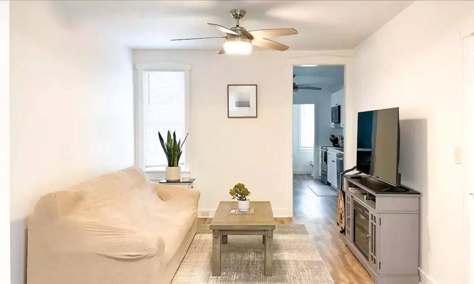 Akron Casa | Bright & Cozy - Country Townhome - 5 Star Haven