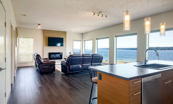 Union Bay Casa | Bright & Cozy Oceanview Getaway in Union Bay - 2 QUEEN BED/1BATH