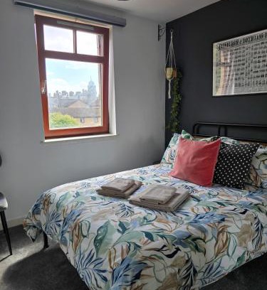 Leith Casa | Bright Double Room in Leith - Near Tram & Shore