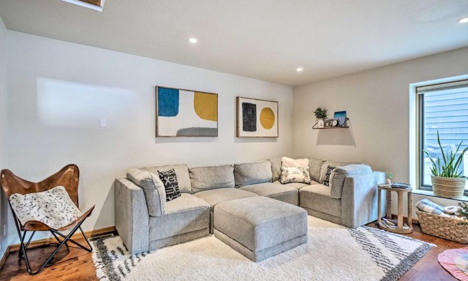 Eagle-Vail Casa | Bright Eagle-Vail Escape with Deck and Mtn Views!