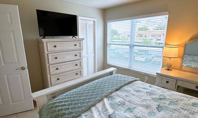 Crown Pointe Condominio | Bright end-unit 3BR w/vaulted ceilings near beach