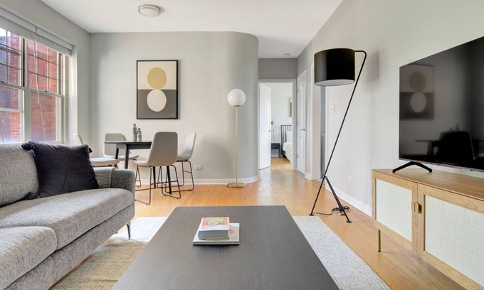 Evanston Apartamento | Bright Evanston 2BR w/ W/D, 1 mile to Northwestern campus, by Blueground