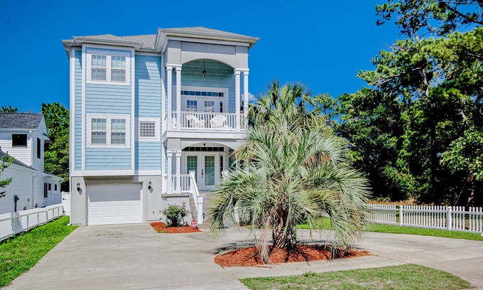 Atlantic Beach Casa | Bright, expansive home near the beach with enclosed yard & large deck