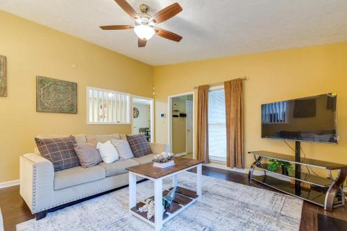 Fayetteville Casa | Bright Fayetteville Vacation Home with Fireplace!