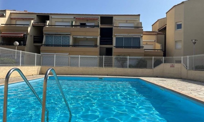 Marseillan Plage Apartamento | Bright flat in a residence with pool close to shops