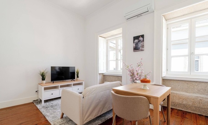 Foz do Douro Apartamento | HostWise - Bright Flat in Historic Foz House