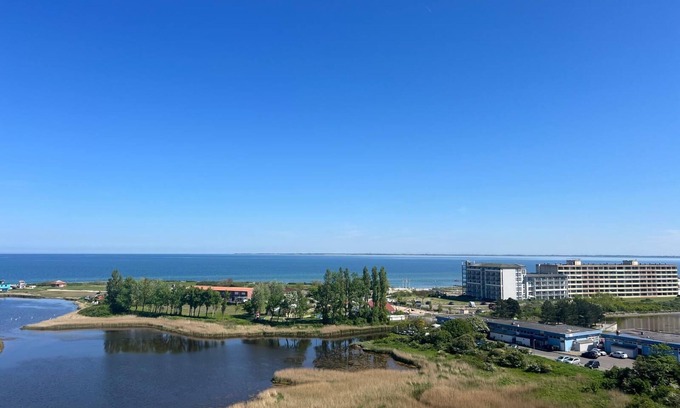 Heiligenhafen Apartamento | Bright, friendly furnished apartment on the 9th floor.