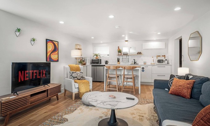 Loyal Heights Apartamento | Bright Garden Level Ballard Abode; 86 Walk Score!
