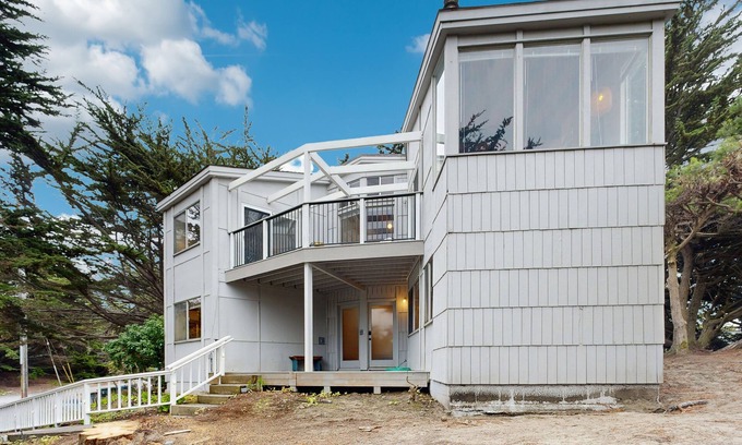 Salmon Creek Casa | Bright Home 800 Feet from Salmon Creek Beach w/ Wood Stove & Pool Table