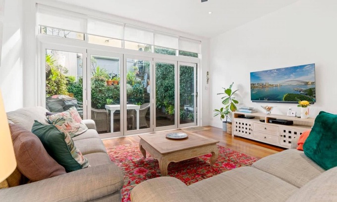 Newtown Casa | Bright Home in Trendy Newtown close to the Park
