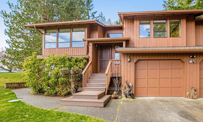Clinton Casa | Bright home near Deer Lake with Puget Sound view, huge backyard & deck