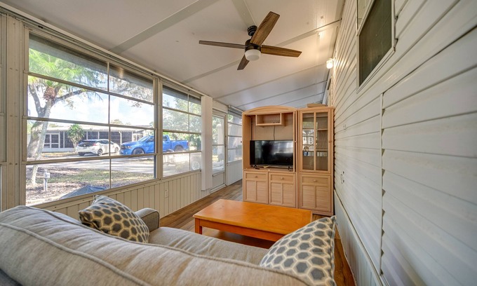 Braden River Casa | Bright Home: Pool Access & Screened-In Porch!